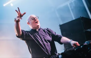 الأب غييرمي بيكسوتو مصدر الصورة: صفحة الأب غييرمي بيكسوتو في فيسبوك