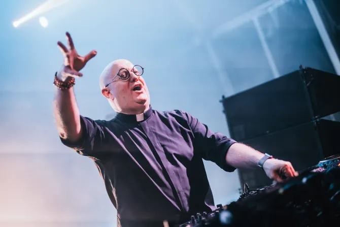 الأب غييرمي بيكسوتو