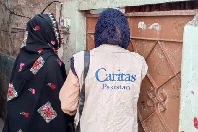 مؤسسة كاريتاس أثناء مساعدتها المتضررين من الأمطار الغزيرة في كراتشي ، باكستان