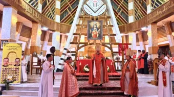 الاحتفال بالقدّاس الإلهيّ في كاتدرائيّة سيّدة النجاة في الذكرى الخامسة عشرة لشهدائها مصدر الصورة: صفحة بطريركيّة السريان الكاثوليك في فيسبوك