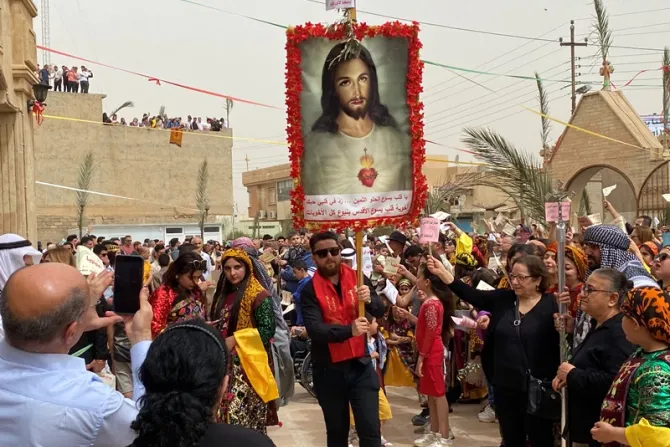 أكثر من 25000 شخص في قضاء الحمدانية (قرةقوش)-العراق بمناسبة دخول الرب يسوع إلى أورشليم 6