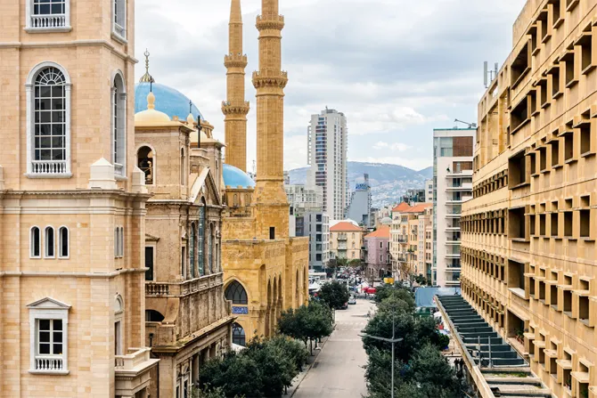 وسط بيروت حيث تتجاور كاتدرائية القديس جاورجيوس المارونية وجامع محمد الأمين