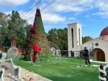 تحضيرات مسيحيّي الحواش لإضاءة شجرة الميلاد