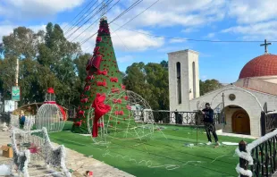 تحضيرات مسيحيّي الحواش لإضاءة شجرة الميلاد مصدر الصورة: الحواش إم الدني في فيسبوك