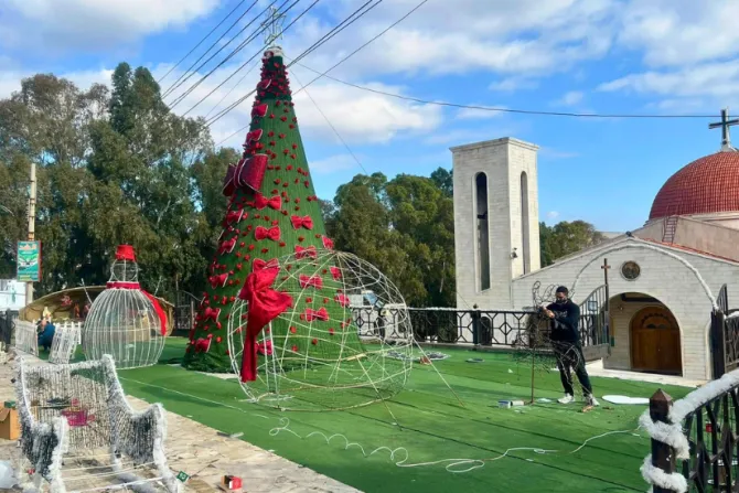 تحضيرات مسيحيّي الحواش لإضاءة شجرة الميلاد