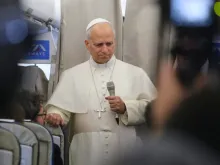 البابا لاوون متحدّثًا في الطائرة، في طريق عودته إلى روما