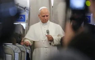 البابا لاوون متحدّثًا في الطائرة، في طريق عودته إلى روما مصدر الصورة: إلياس الترك/آسي مينا