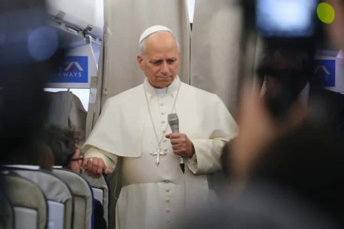 البابا لاوون متحدّثًا في الطائرة، في طريق عودته إلى روما