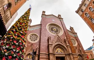 من أجواء عيدَي الميلاد ورأس السنة في كنيسة القدّيس أنطونيوس البدواني في شارع الاستقلال-تركيا عام 2024 مصدر الصورة: FOTMA/Shutterstock