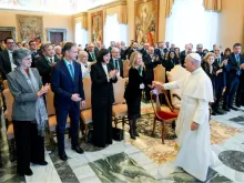 البابا لاوون الرابع عشر يلتقي في القصر الرسوليّ الفاتيكانيّ اليوم المشاركين في مؤتمر «الذكاء الاصطناعيّ ورعاية بيتنا المشترك»