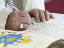 كانت اللاتينية اللغة المركزية في الكنيسة الكاثوليكية، في الليتورجيا والإدارة الكنسية على السواء