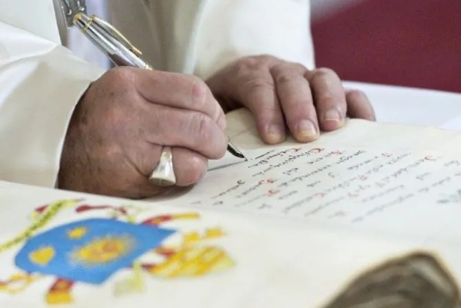 كانت اللاتينية اللغة المركزية في الكنيسة الكاثوليكية، في الليتورجيا والإدارة الكنسية على السواء