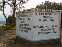 نصب تذكاريّ لضحايا إبادة رواندا الجماعيّة في مدينة كيبوي-رواندا
