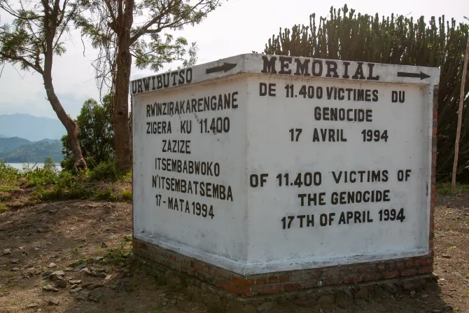 نصب تذكاريّ لضحايا إبادة رواندا الجماعيّة في مدينة كيبوي-رواندا