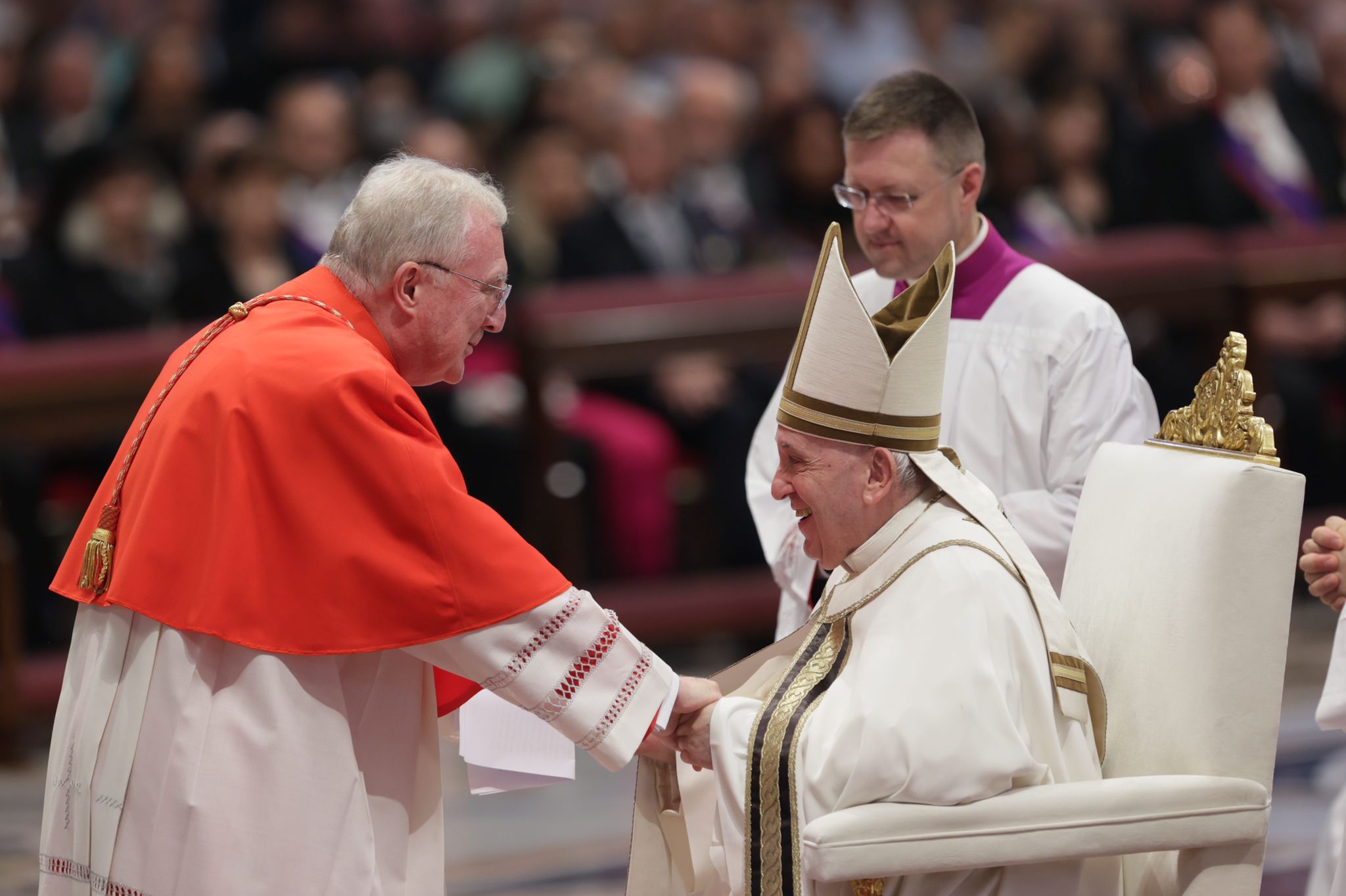 الكاردينال أرتور روش مع البابا فرنسيس خلال كونسيستوار اليوم
