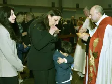 الأب ديار سركيس يعطي زوجته وابنته القربان المقدّس في هولندا، 9 فبراير/شباط 2024