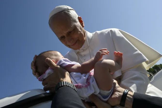 البابا لاوون الرابع عشر يبارك طفلةً في خلال المقابلة العامّة الأسبوعيّة في ساحة القدّيس بطرس-الفاتيكان يوم 25 يونيو/حزيران الماضي