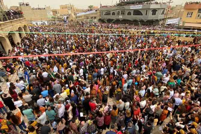 أكثر من 25000 شخص في قضاء الحمدانية (قرةقوش)-العراق بمناسبة دخول الرب يسوع إلى أورشليم 4
