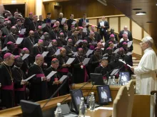 البابا لاوون الرابع عشر يلتقي الأساقفة الكاثوليك الجدد المرسومين في العام الأخير في قاعة بولس السادس الفاتيكانيّة