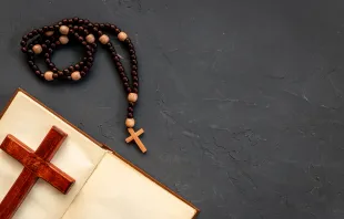 الصوم والصلاة والرحمة هي أسُس الفضائل الواجبة لمخافة الله لدى الذين يؤمنون بالقيامة مصدر الصورة: 9dream studio/Shutterstock