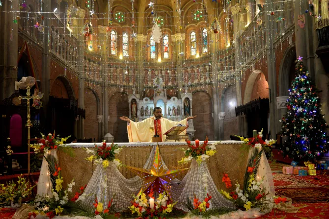 المصلون يحضرون صلاة في كاتدرائية القلب المقدس للاحتفال بعيد الميلاد في لاهور، باكستان في 25 ديسمبر/كانون الأوّل 2021