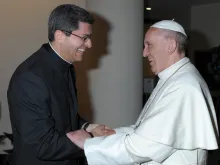 البابا فرنسيس يصافح المرسل اللبناني الأب أنطونيوس الشويفاتي