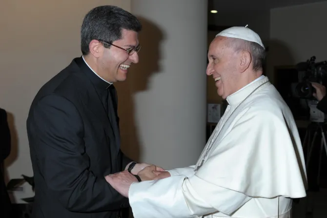 البابا فرنسيس والمرسل اللبناني الأب أنطونيوس الشويفاتي-صورة