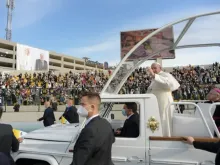 البابا فرنسيس يحتفل بالقداس في ملعب فرانسو حريري في أربيل ، العراق ، 7 مارس 2021.