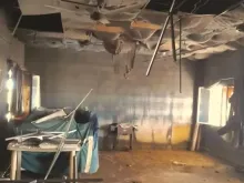 صورة من داخل غرفةٍ متضرّرة بنار القنّاصة في دار مريم التابعة لبنات مريم أمّ المعونة، الخرطوم-السودان