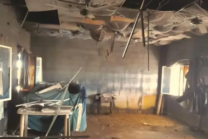 صورة من داخل غرفةٍ متضرّرة بنار القنّاصة في دار مريم التابعة لبنات مريم أمّ المعونة، الخرطوم-السودان