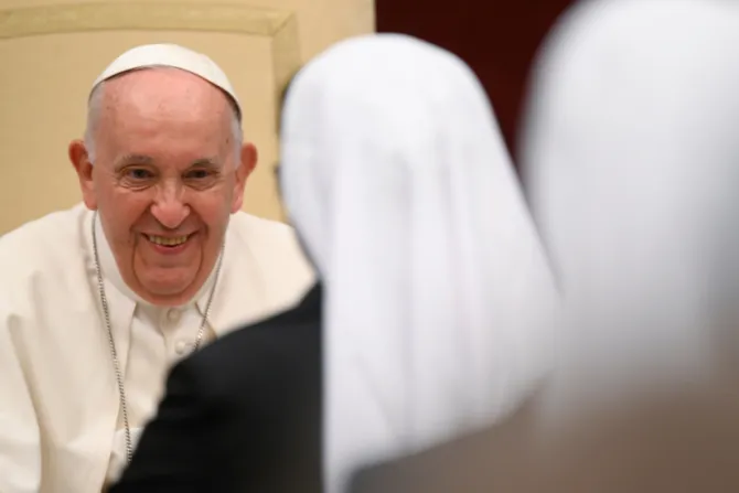 البابا فرنسيس ملتقيًا إكليريكيّي أبرشيّة كالابريا الإيطاليّة في مارس/آذار 2023