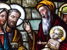 لوحة زجاجيّة تُظهر تقدمة يسوع إلى الهيكل