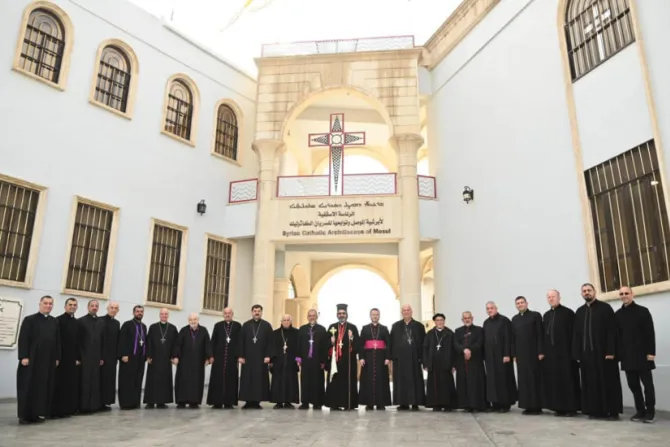 المشاركون في المجمع الكهنوتيّ الأوّل لكهنة أبرشيّة الموصل وتوابعها للسريان الكاثوليك، بغديدا-العراق