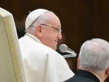 البابا فرنسيس صباح اليوم في خلال المقابلة العامّة الأسبوعيّة في قاعة بولس السادس-الفاتيكان