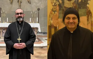 الأب يعقوب مراد إلى اليمين، والخورأسقف يونان مبارك حنّو إلى اليسار Provided by: Syriac Catholic Patriarchate