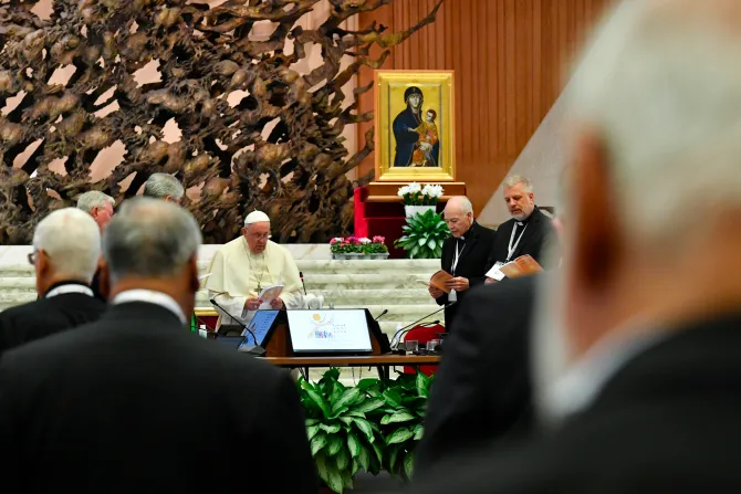 البابا فرنسيس مع مشاركين في السينودس بقاعة بولس السادس-الفاتيكان