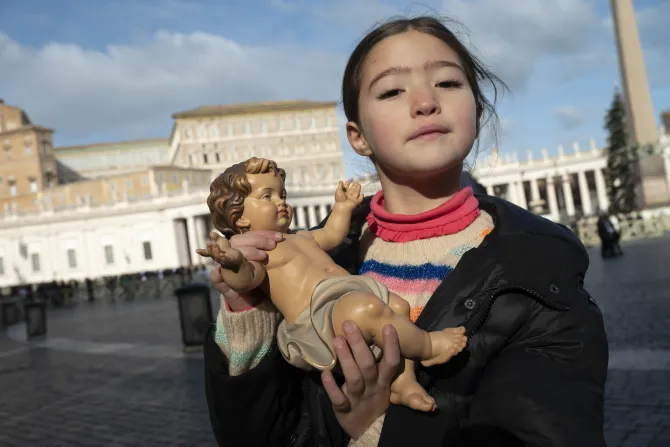 طفلة تحمل تمثال يسوع المولود في مغارة - ساحة القديس بطرس الفاتيكانيّة