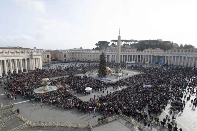 ٢٥ ألف مؤمن يصلّون التبشير الملائكي مع البابا فرنسيس اليوم في ساحة القديس بطرس الفاتيكانيّة