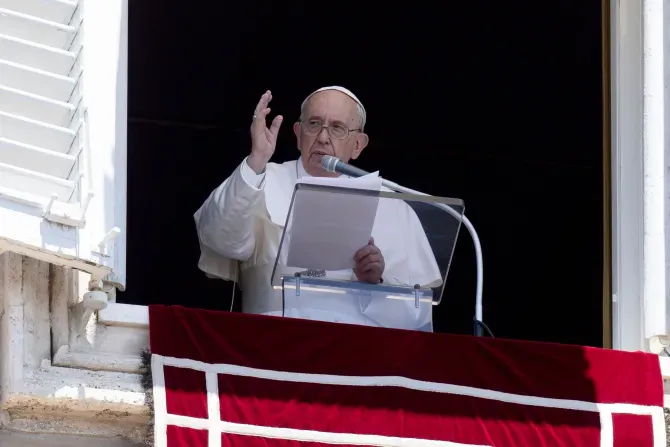 البابا فرنسيس اثناء صلاة التبشير الملائكي عشية عيد القديس فرنسيس، في ساحة القديس بطرس في 12 يونيو/حزيران 2022.