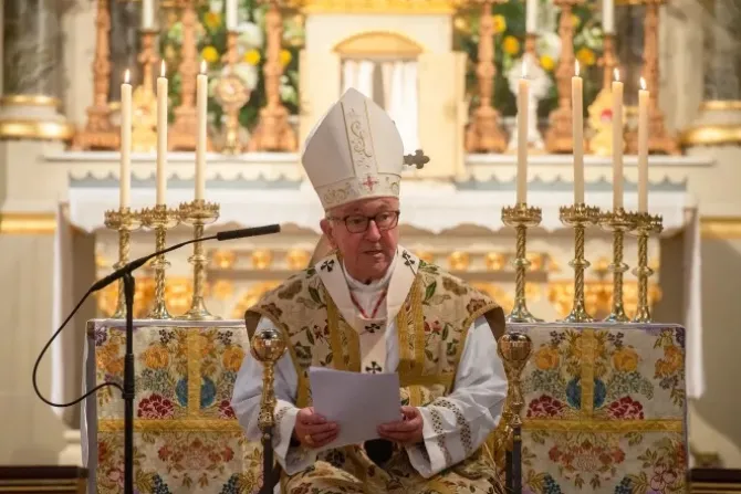 رئيس أساقفة وستمنستر الكاردينال فيسينت نيكولز يحتفل بالقداس الإلهي في لندن في 11 سبتمبر/أيلول 2022