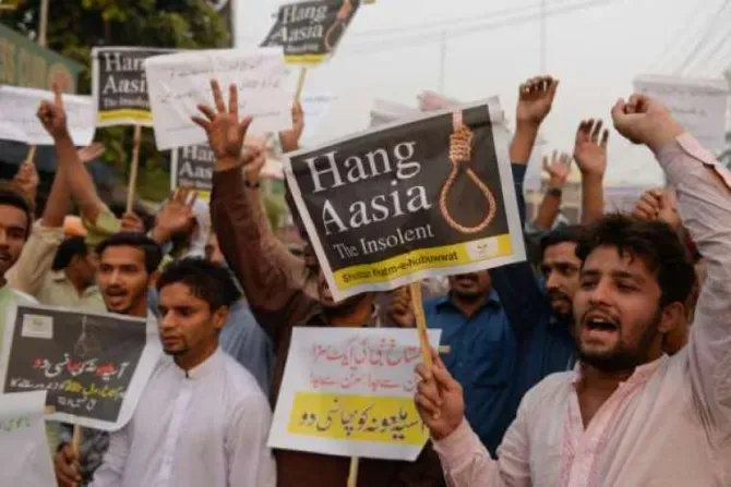 باكستانيون يتظاهرون في لاهور عام 2018، في أعقاب تبرئة المحكمة العليا المواطنة المسيحية آسيا بيبي من تهم التجديف