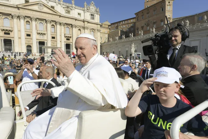 البابا يجول في ساحة القدّيس بطرس اليوم 15 يونيو/حزيران