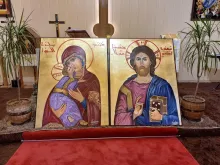 أيقونتان في كنيسة مار بطرس للسريان الكاثوليك في دهوك.