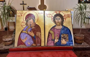 أيقونتان في كنيسة مار بطرس للسريان الكاثوليك في دهوك. مصدر الصورة: صفحة السريان الكاثوليك في فيسبوك