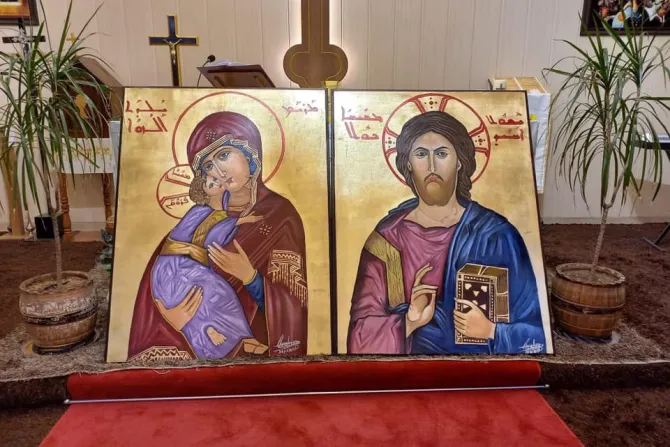 أيقونتان في كنيسة مار بطرس للسريان الكاثوليك في دهوك.