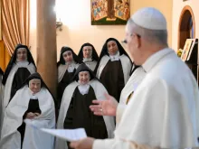 البابا لاوون الرابع عشر يلتقي الراهبات الكرمليّات الحافيات المحصّنات في حريصا