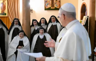 البابا لاوون الرابع عشر يلتقي الراهبات الكرمليّات الحافيات المحصّنات في حريصا مصدر الصورة: فاتيكان ميديا