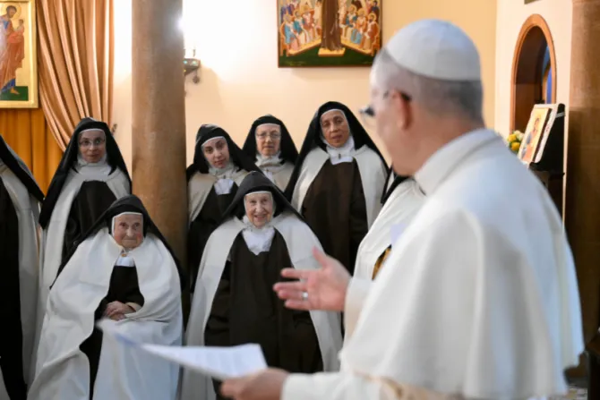البابا لاوون الرابع عشر يلتقي الراهبات الكرمليّات الحافيات المحصّنات في حريصا