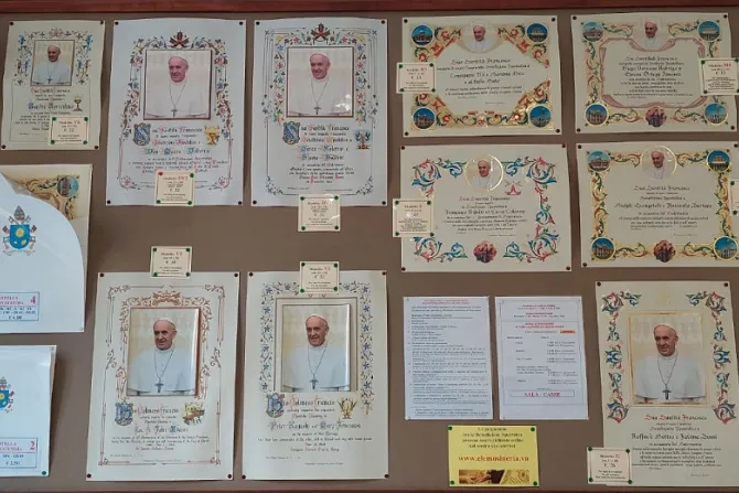مجموعة من البركات الباباويّة المعروضة في مكتب الإحسانات التابع للكرسي الرسولي