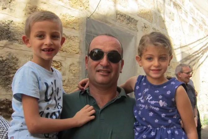 باسل حبقوق مع ولديه
